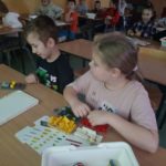 Dzieci budują z klocków Lego WeDo.