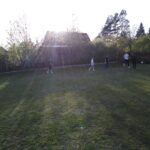 Chłopcy grający w piłkę nożną.