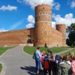 Dzieci z klasy 2a podziwiają Zamek Książąt Mazowieckich w Ciechanowie.