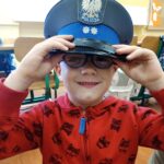 Chłopiec w policyjnej czapce