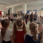 Dzieci z oddziałów przedszkolnych śpiewają hymn