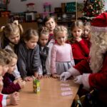 Mikołaj odgaduje jaką kartę wybrały dzieci