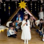 Dziewczynka śpiewa kolędę po ukraińsku