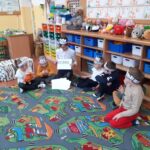 Przedszkolaki słuchają informacji o zebrach