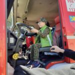 Chłopiec w wozie strażackim