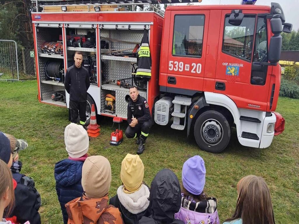 Strażacy z OSP Nasielsk opowiadaj dzieciom o swojej pracy